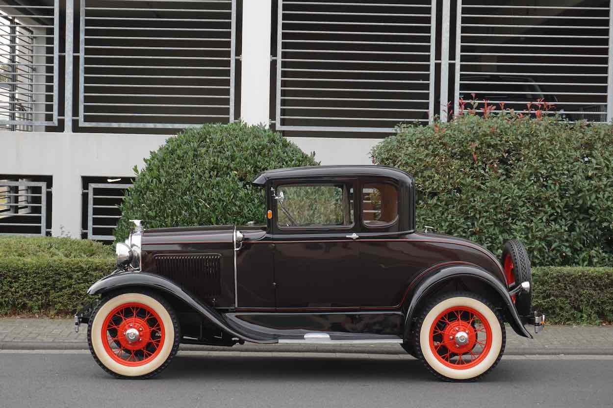 1931 Ford Model A Coupe mit Schwiegermuttersitz Seite