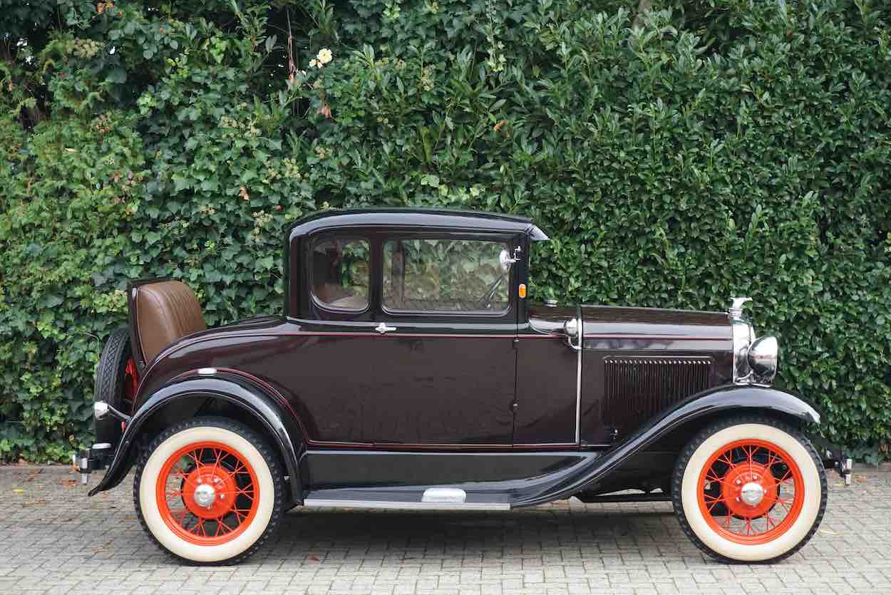 1931 Ford Model A Coupe mit Schwiegermuttersitz Seite
